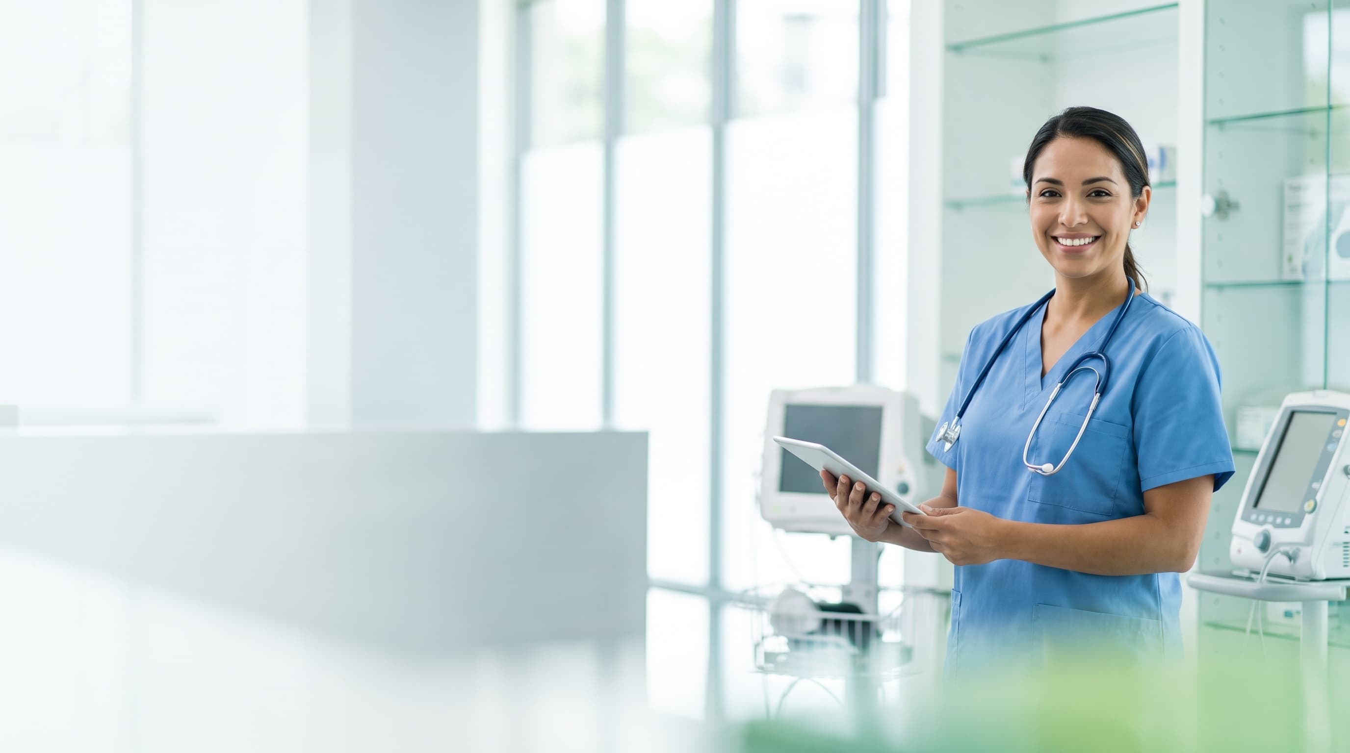 Profesional de la salud en una clínica moderna y luminosa